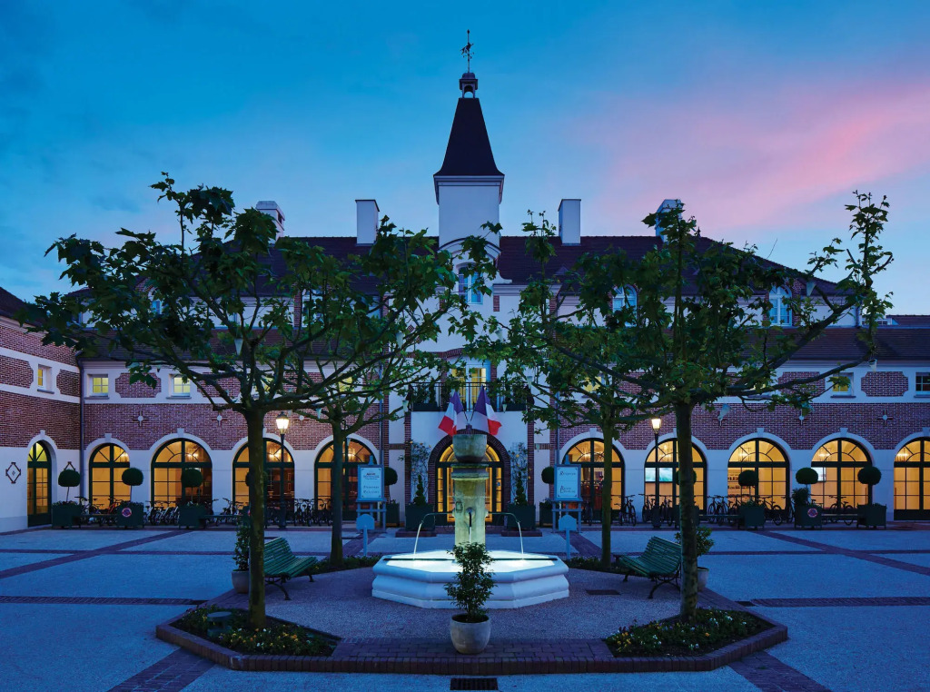 Отель Marriott Village dIle-de-France
