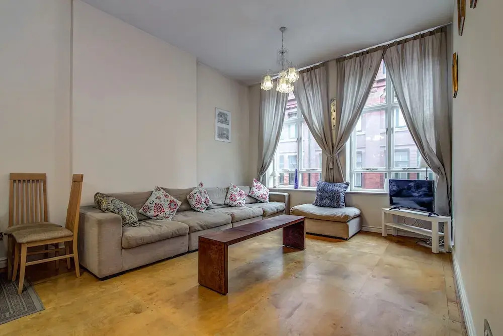 Bright, Spacious 2BR Central Manchester Flat for 4