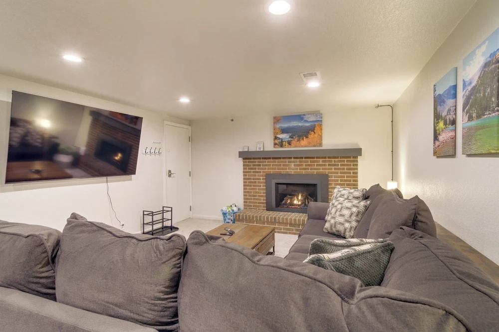Hot Tub, Pool Table, Fireplace, Sunny Patio