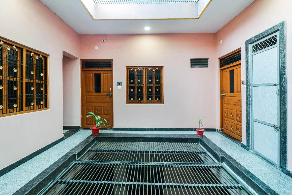 SPOT ON 77097 H R Paying Guest House