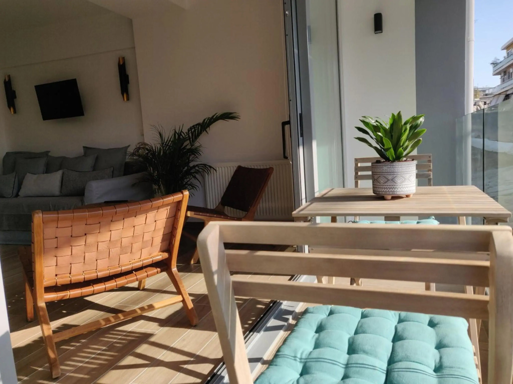 Sunny new lovely apartment 60 meters from the metro