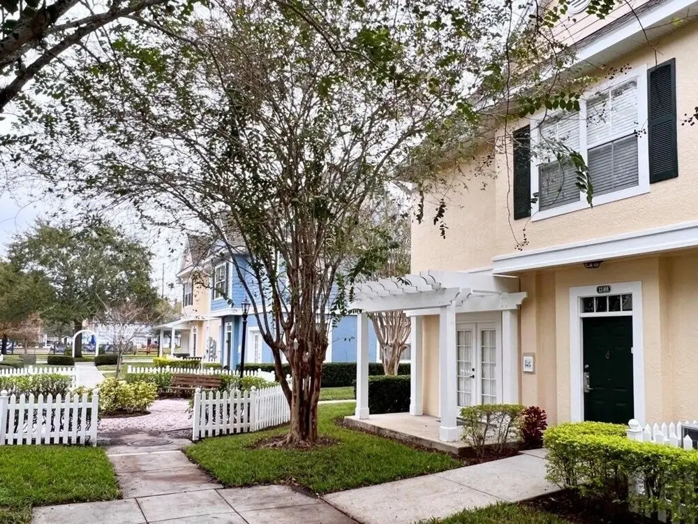 Lovely Family Townhome In Great Location-2200scd 4 Bedroom Townhouse by RedAwning