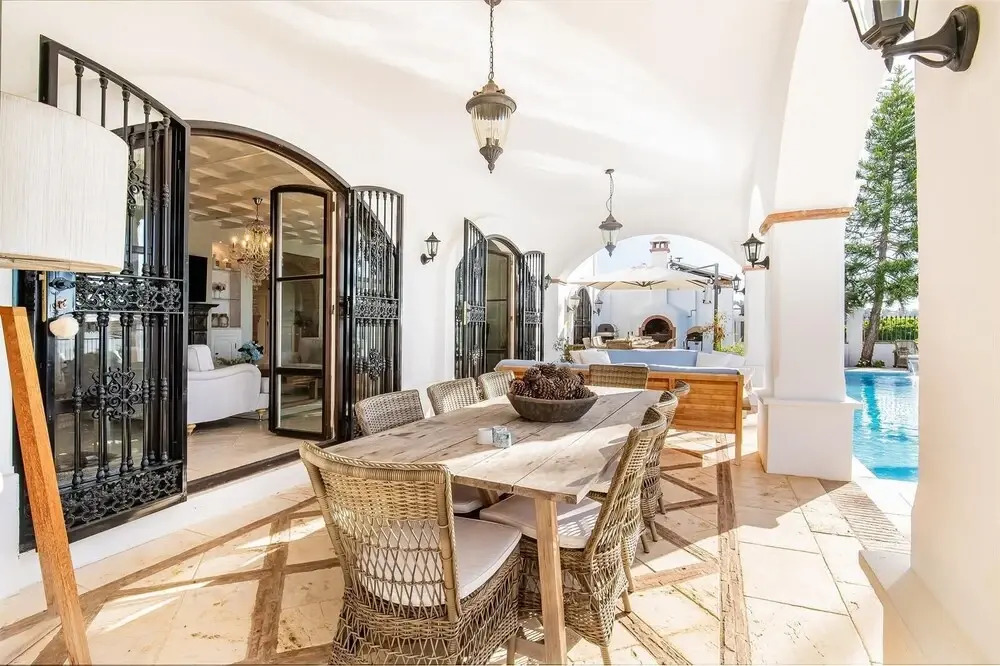 Super Villa Near Beach with Heated Pool