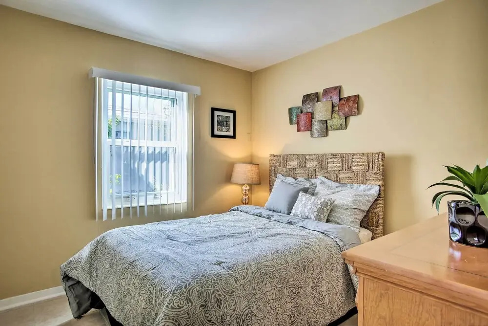 Ft. Lauderdale Townhome on Canal - 3 Mi. to Beach!