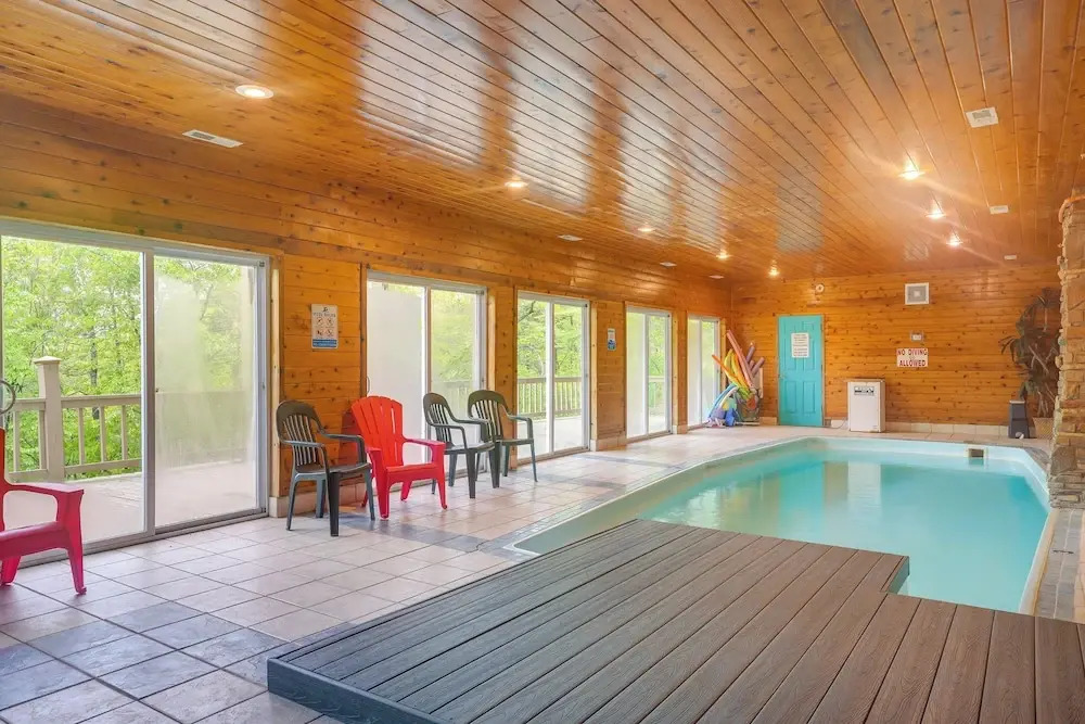 Pool, Games & Basketball Court! Branson Getaway