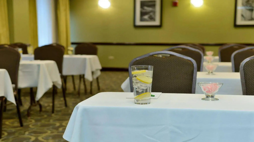 Holiday Inn Chicago Oakbrook by IHG