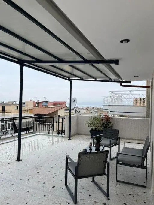 Top roof appartment Oropos 5' beach