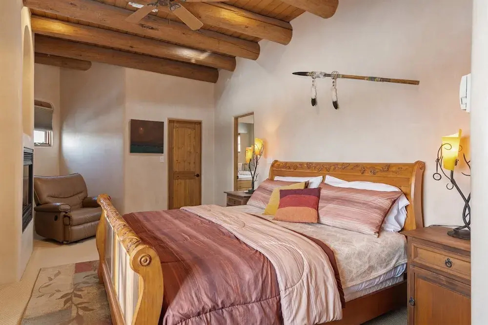 Art Haven - Stylish Southwestern Comfort, Walk to The Plaza