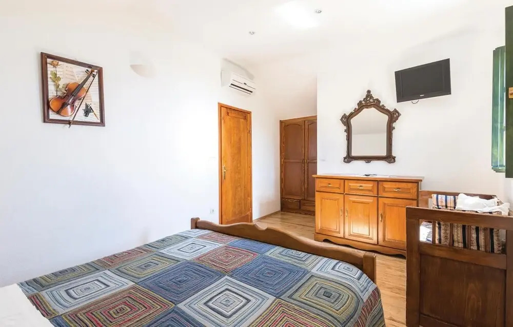 Beautiful Home in Baska Voda with Hot Tub & 3 Bedrooms