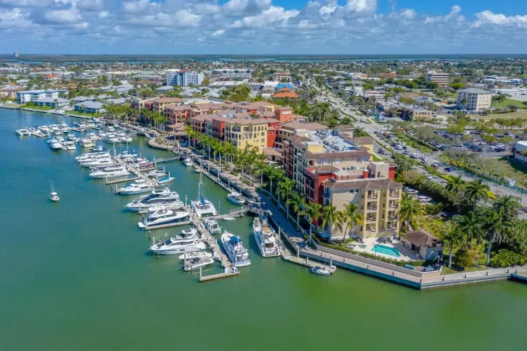Luxury 3 Bed Condo at Popular Esplanade Overlooking Smokehouse Bay
