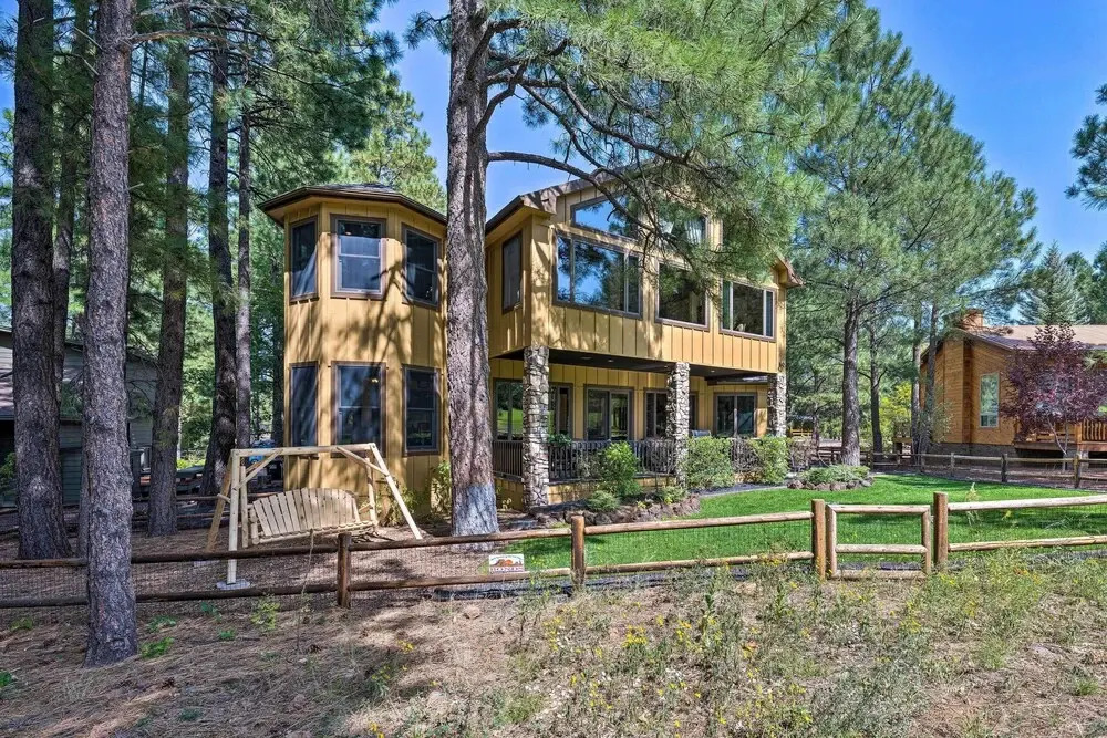 Centrally Located: Lavish Pinetop Paradise!
