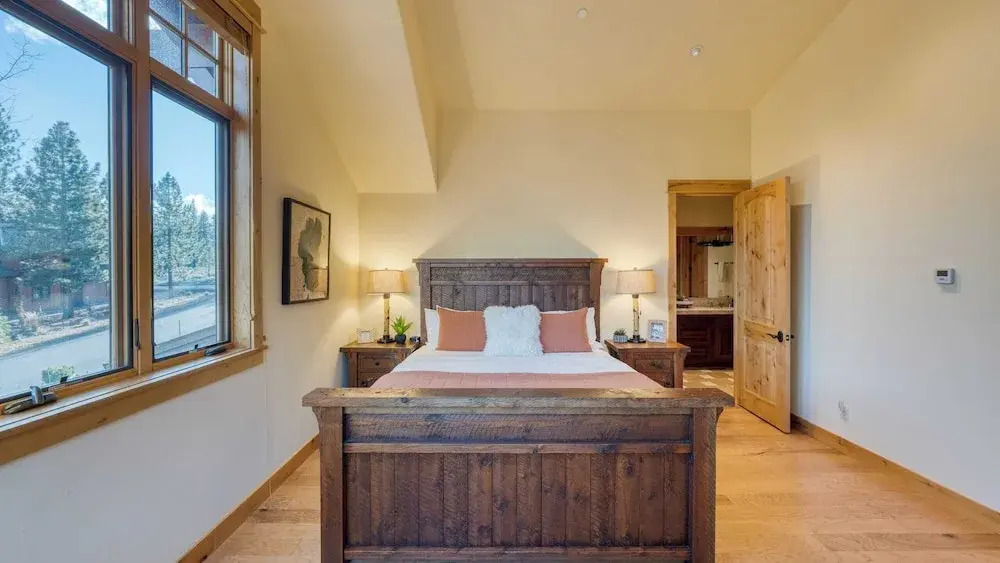 Truckee Escape w/ Hot Tub, Minutes to Skiing, Dining & Trails Valmont Lodge by Lake Tahoe
