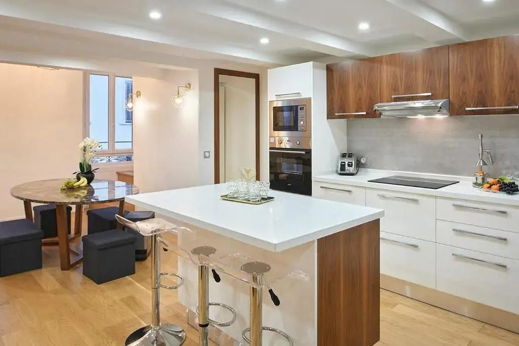 Sunlight Properties - Palme D Or - 2 Bedrooms, modern holiday rental apartment, hyper central