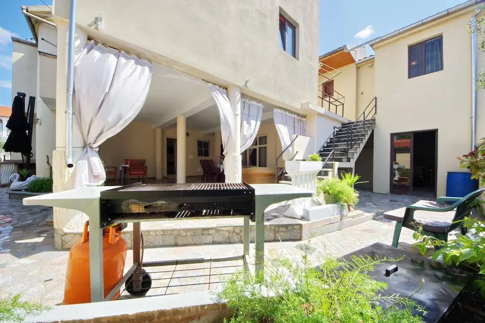 Anna Apartments
