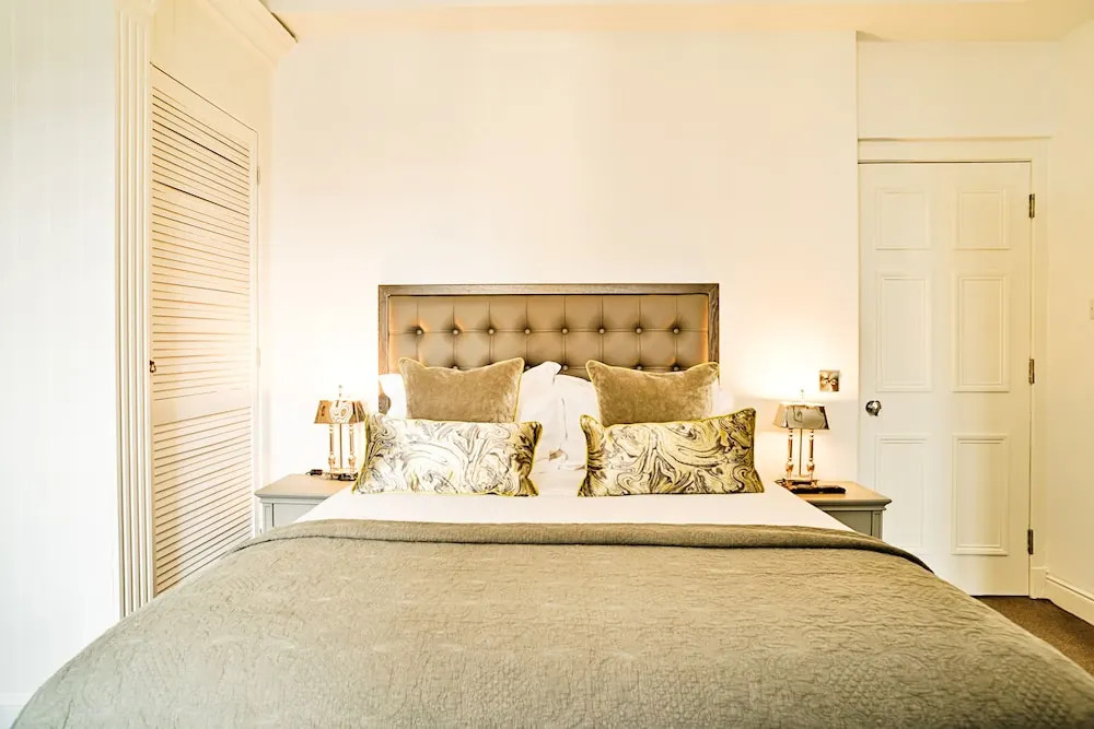 JOIVY Re-Imagined Flat in Georgian Architecture Townhouse