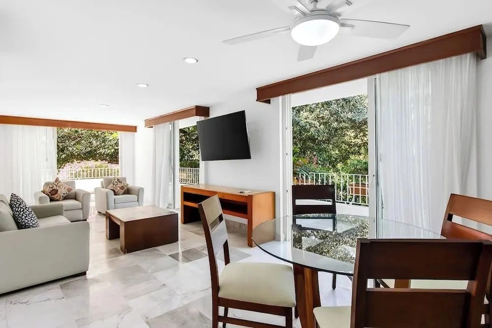 Luxurious Partial Ocean-view Suite With 3 Pools, hot Tub, gym & Balcony