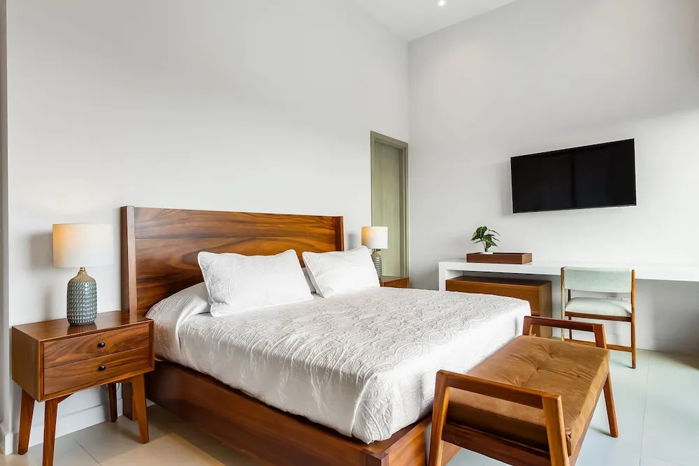 Modern Condo With Breathtaking Views, Infinity Pool, and en Suite Bedrooms