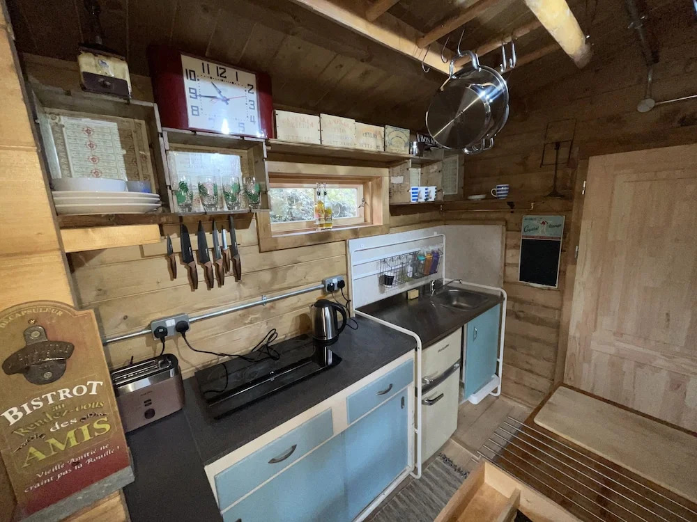Retro Lodge nr Dartmoor with hot tub & opt sauna