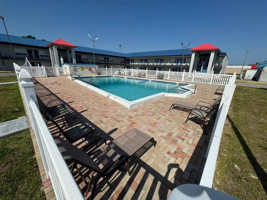 Englewood Inn & Suites
