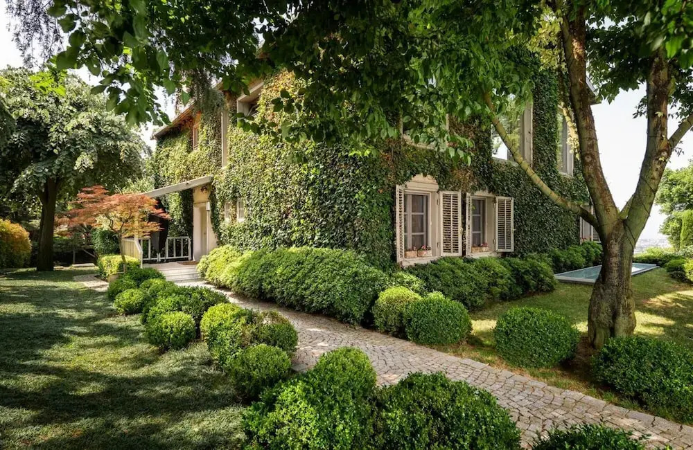 Enchanting 22 000m2 Property and Elegant 5 Bedroom Manor