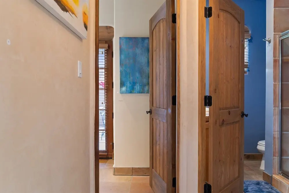 Art Haven - Stylish Southwestern Comfort, Walk to The Plaza