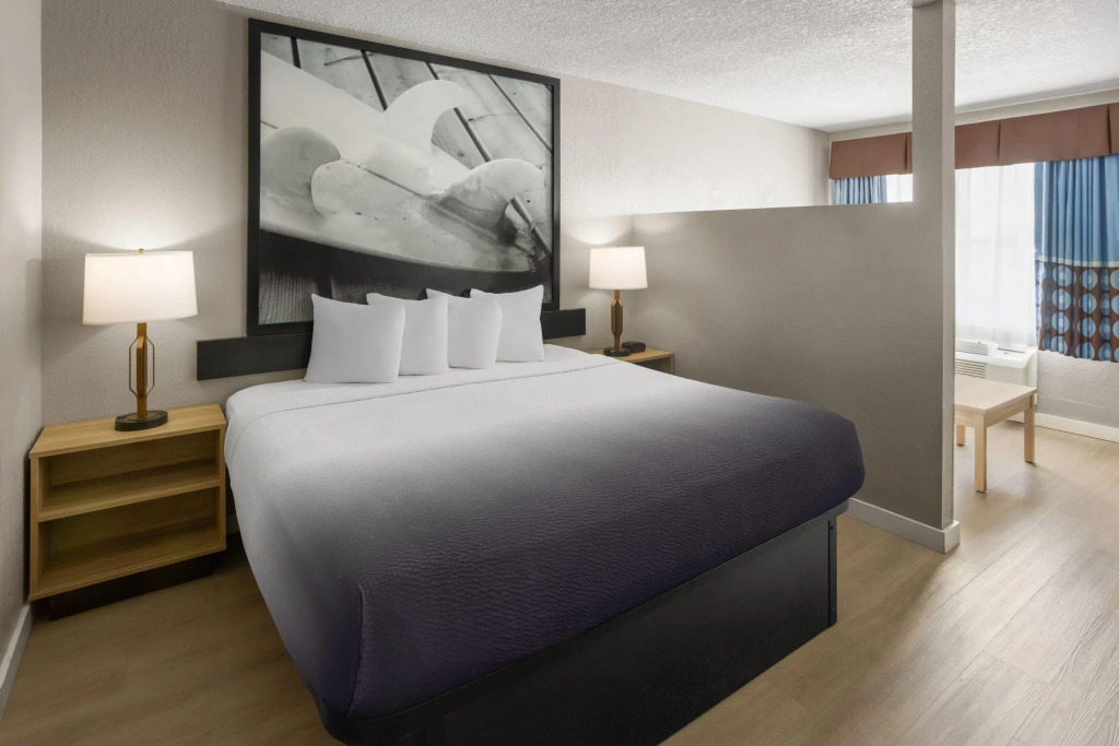 Super 8 by Wyndham Ellenton Bradenton Area