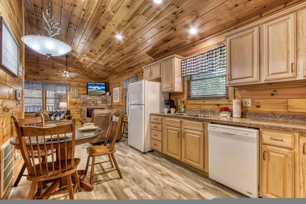 Dog Friendly Romantic Mtn Getaway Hot Tub Pool