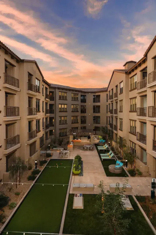 Rooftop Pool, Views, Close to Shops & Dining C4427