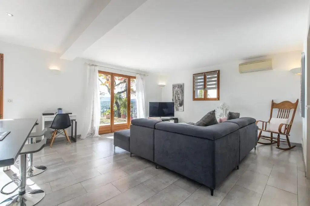 Quiet large 3-bedroom apartment with terrace, garden & incredible Mountain view