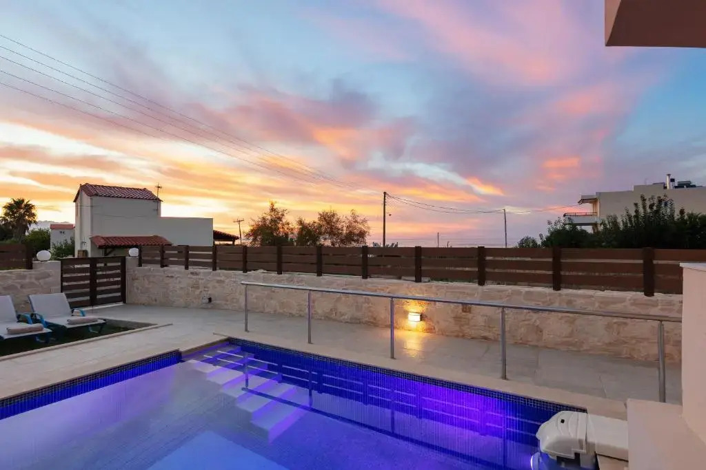 7 bedroom villa with pool, 700m from the beach