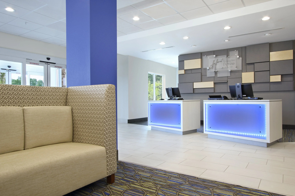Holiday Inn Express & Suites Columbus North by IHG