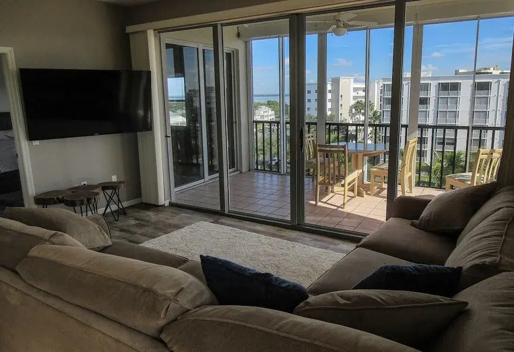 Hibiscus Pointe 564 by RedAwning