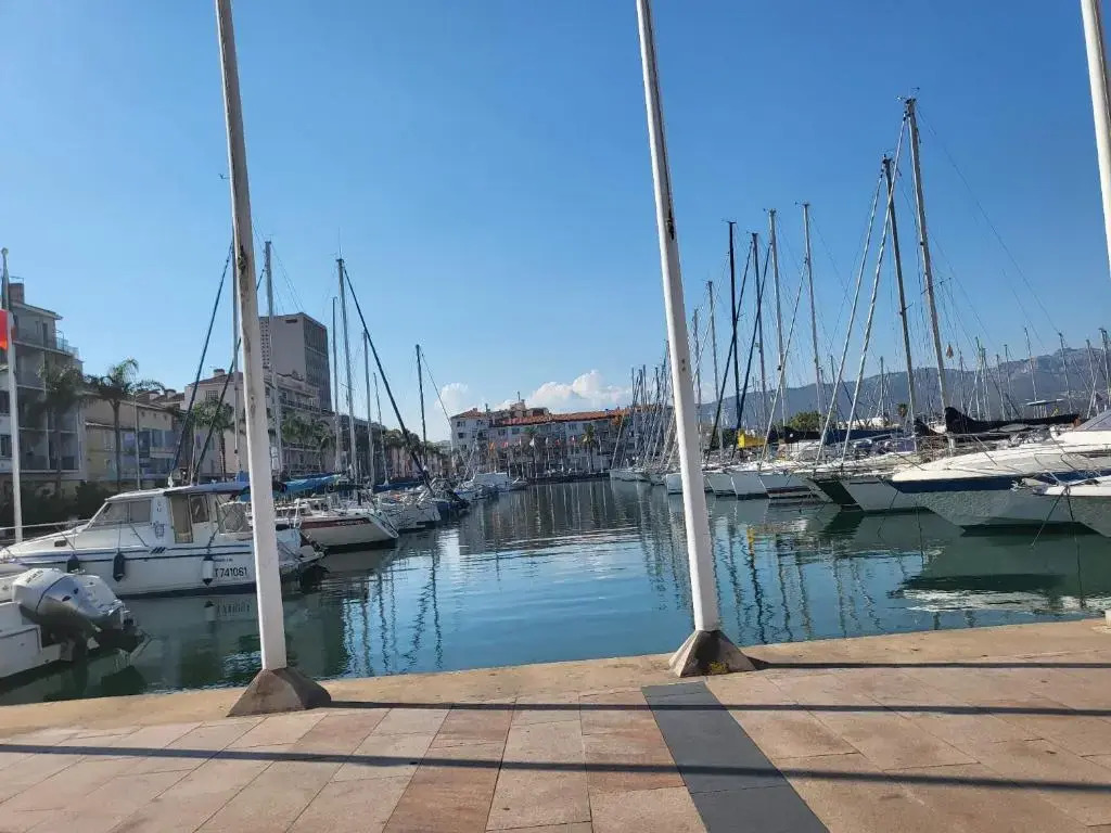 Joli appart à 3' du port et 10' de la plage