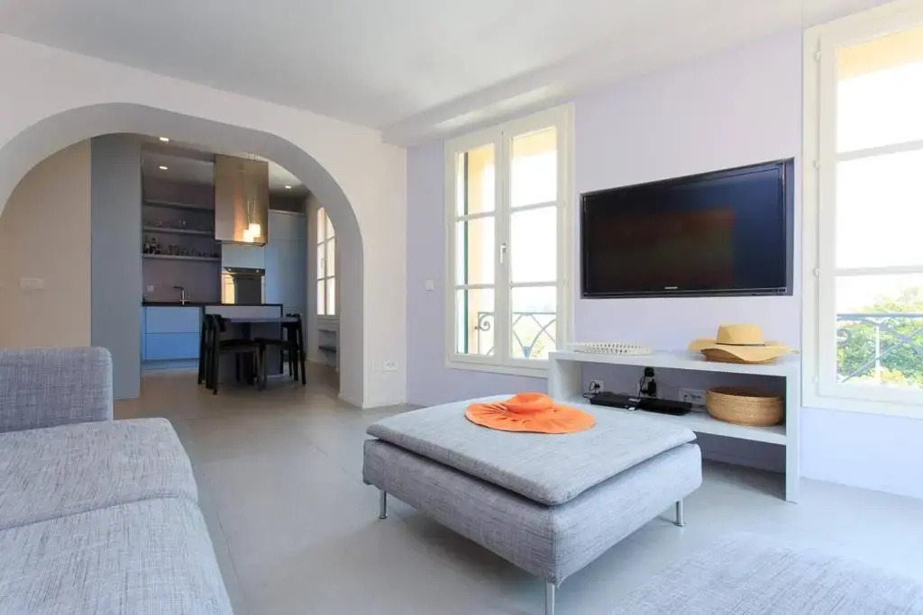 Pure & Chic 2beds/2baths in Centre!