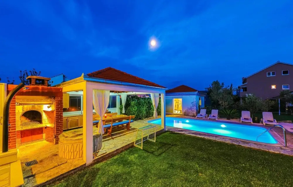 Beautiful Home in Kastel Luksic With Sauna, Wifi and 7 Bedrooms