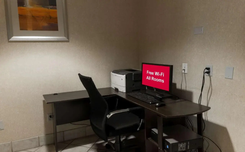 Red Roof Inn PLUS Long Island - Garden City
