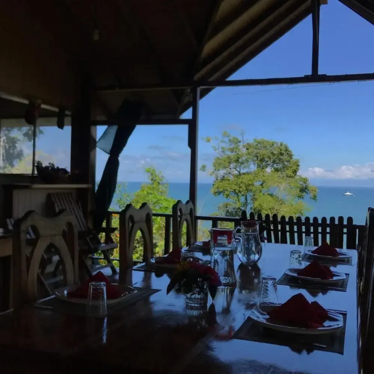 Beautiful House With Panoramic View of the bay and Gardens