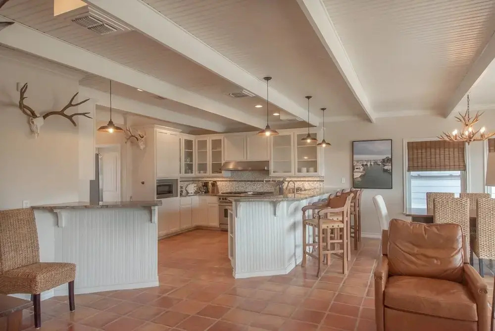 Salt and Horns - 4 Br Home