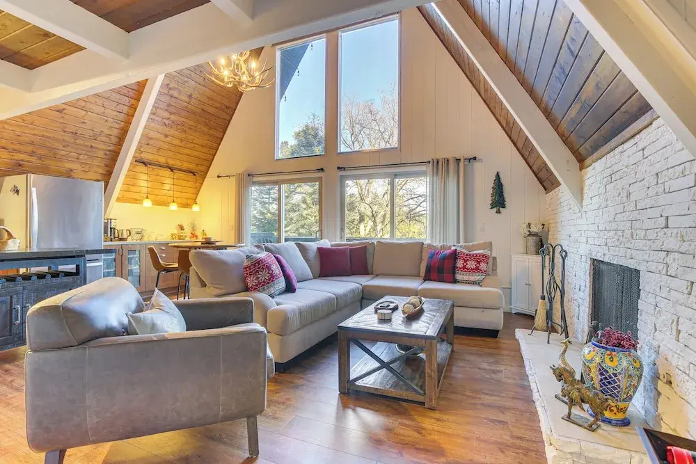 Family-friendly Lake Arrowhead Cabin w/ Game Room!