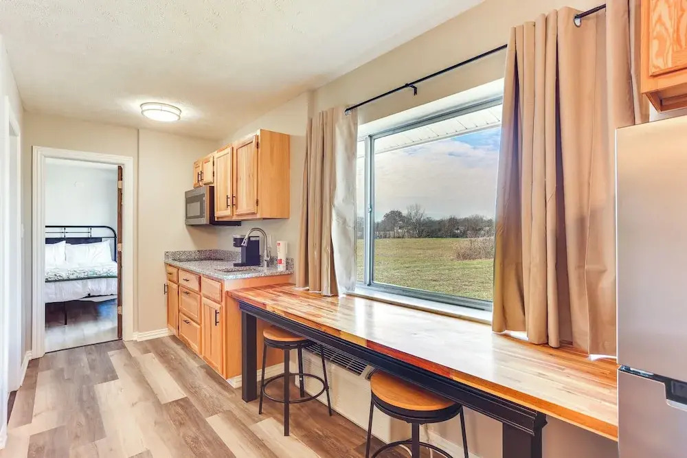 Golf, Shop, Tour & More: Oakland City Apartment