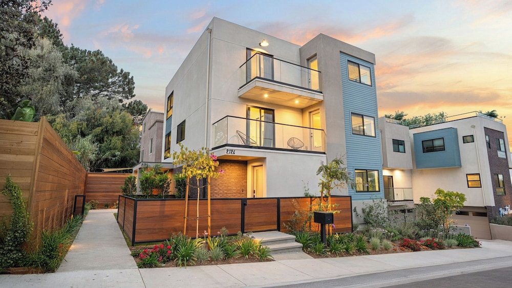 Modern 5bdr Beach House Near Sunset Cliffs Point View Retreat by Avantstay