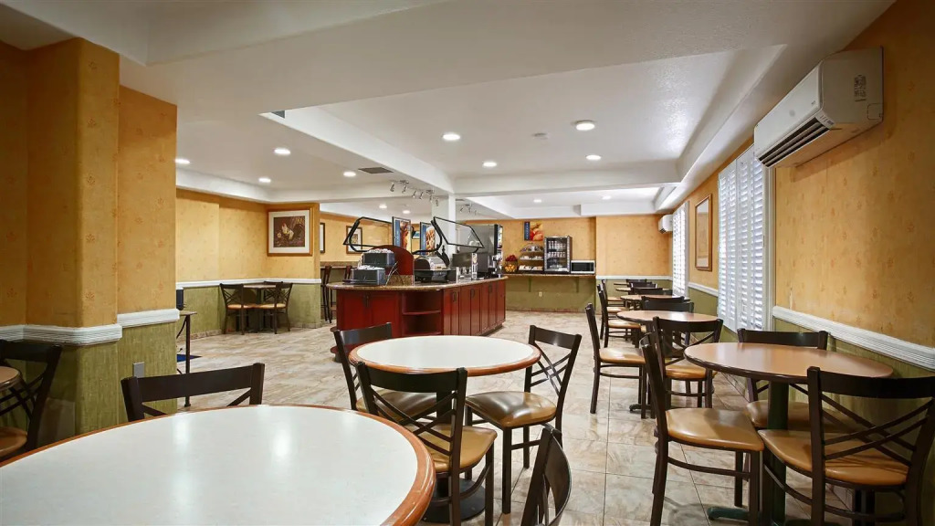 Best Western Plus Raffles Inn & Suites