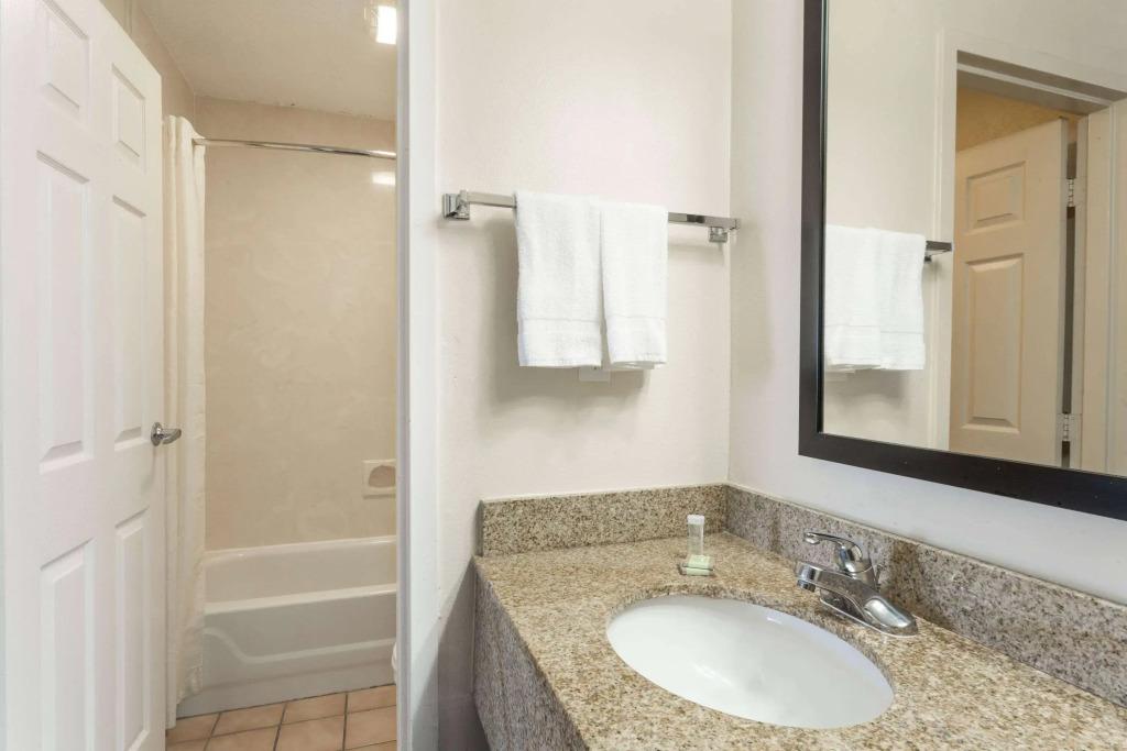 Super 8 by Wyndham Slidell