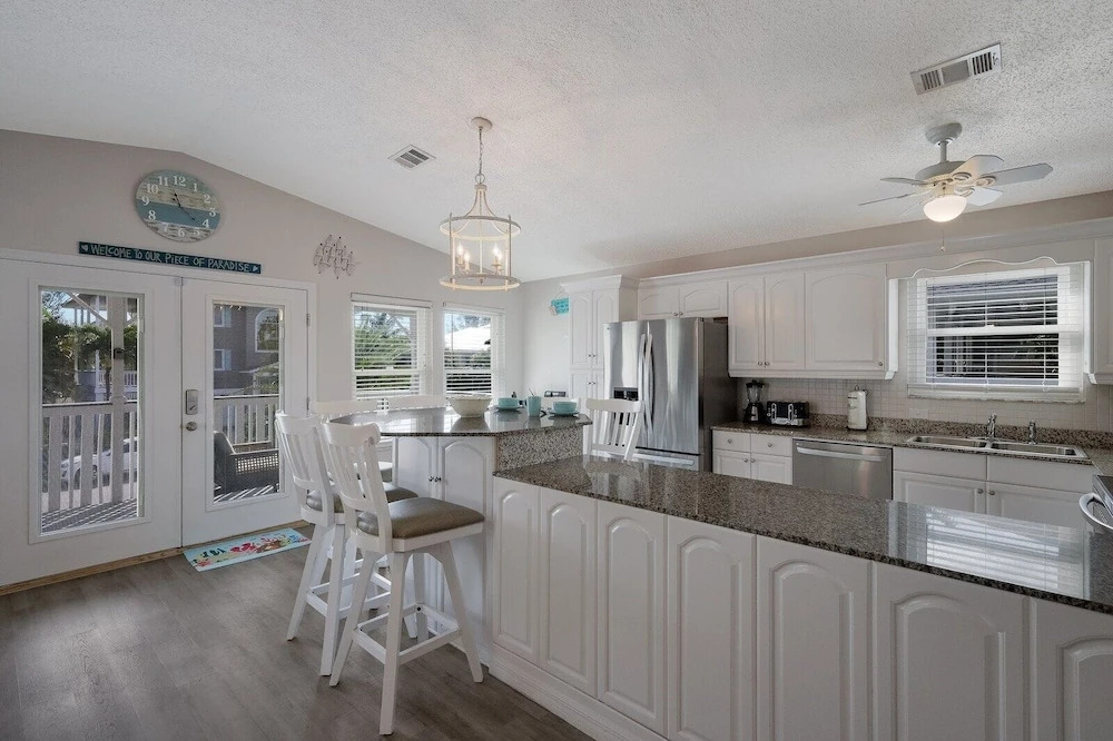 Canario  3 Bedroom Home by RedAwning