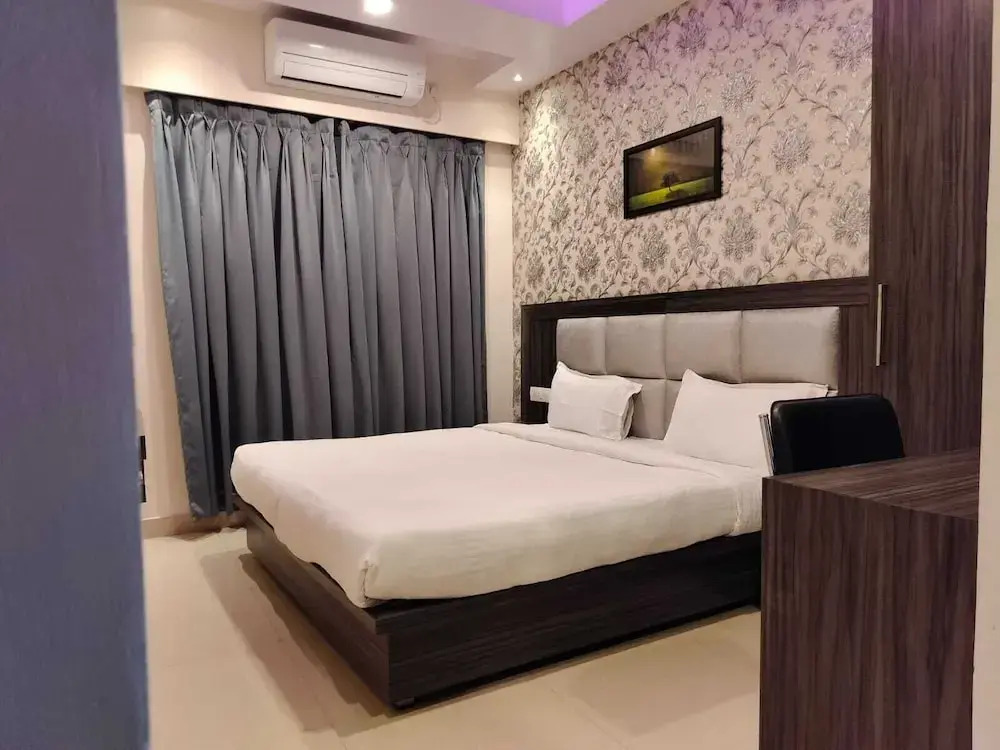 Hotel Golden Crown - 600m to Kashi Vishwanath Temple