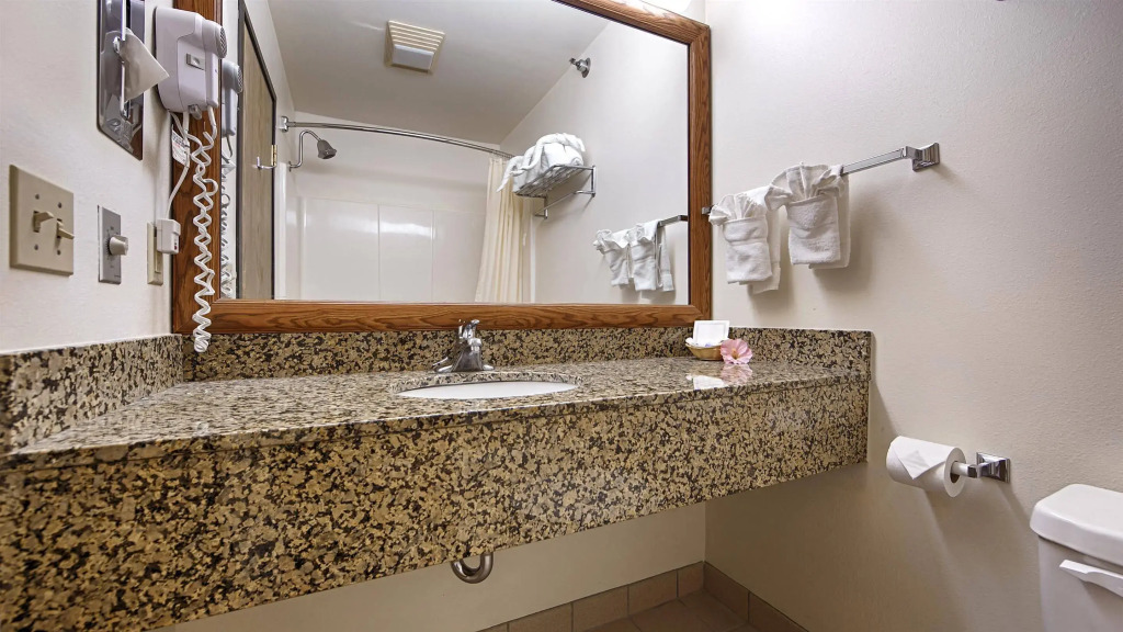 Serena Inn & Suites