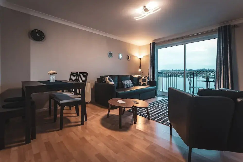 Vespasian Quay - Balcony overlooking the River Itchen - Secure & private parking