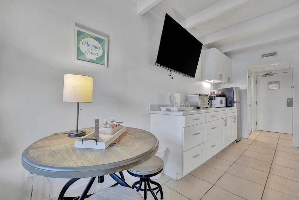 Sunset Suite Heated Pool Tennis Gym Balcony