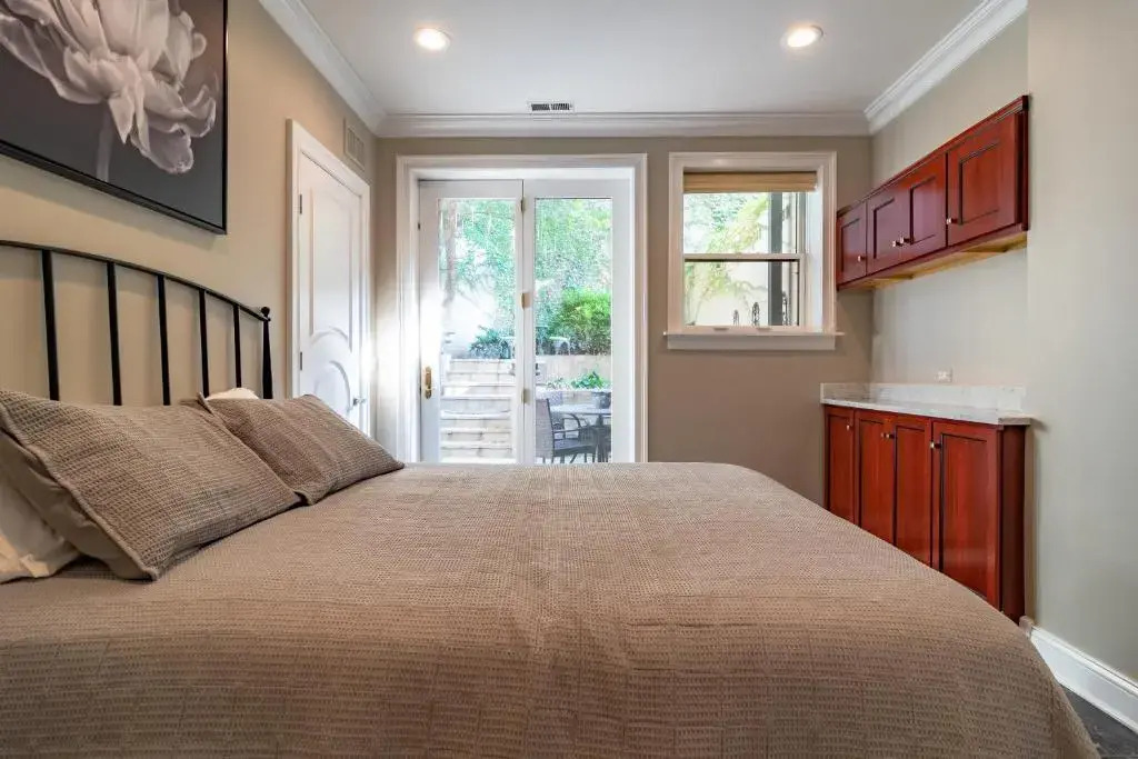 Luxurious Gold Coast 4BR 4-Story Villa with Parking Sleeps 12 Guests