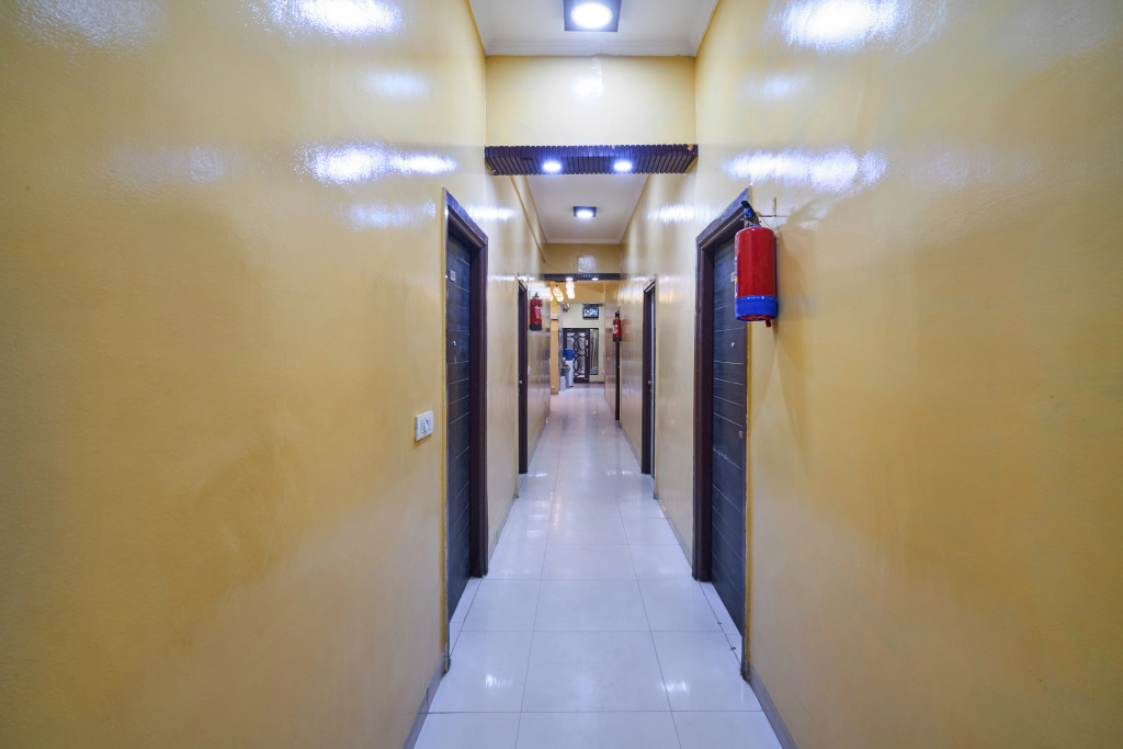 Itsy Hotels Golden Vista Near Noida City Centre